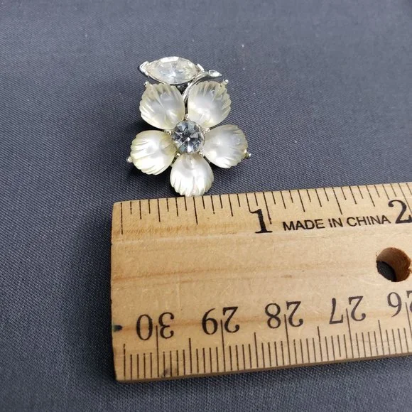 Lisner Clip On Womens Floral Earrings Off White Textured Beads Prong Set 1" - Picture 7 of 7